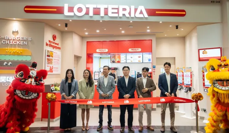 10일 싱가포르 주얼 창이 공항 지하 1층에 위치한 롯데리아 싱가포르 1호점 그랜드 오픈식에서 롯데GRS 이원택 대표이사(우측 3번쨰)와 카트리나그룹 알란 고 회장(우측 4번째)이 참석해 기념촬영을 하고 있다. (사진=롯데GRS)