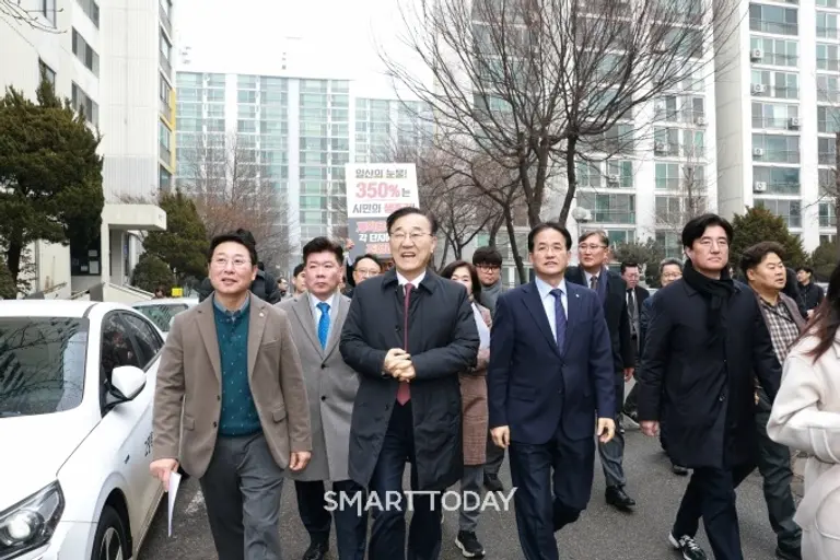 김윤덕 국토교통부 장관이 11일 고양시 일산신도시 선도지구 정비사업 현장을 방문해 사업추진 현황을 점검하고 있다. (사진=국토교통부)