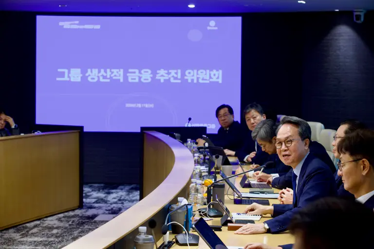 신한금융그룹(회장 진옥동)은 11일 오전 서울 중구 신한금융 본사에서 올해부터 본격화되는 생산적 금융의 실행력과 효과성 제고를 논의하기 위한 ‘그룹 생산적 금융 추진위원회’를 개최했다고 밝혔다. 이날 회의에 참석한 (사진 오른쪽에서 두번째)진옥동 신한금융그룹 회장과 그룹사 경영진들이 이야기를 나누고 있다.