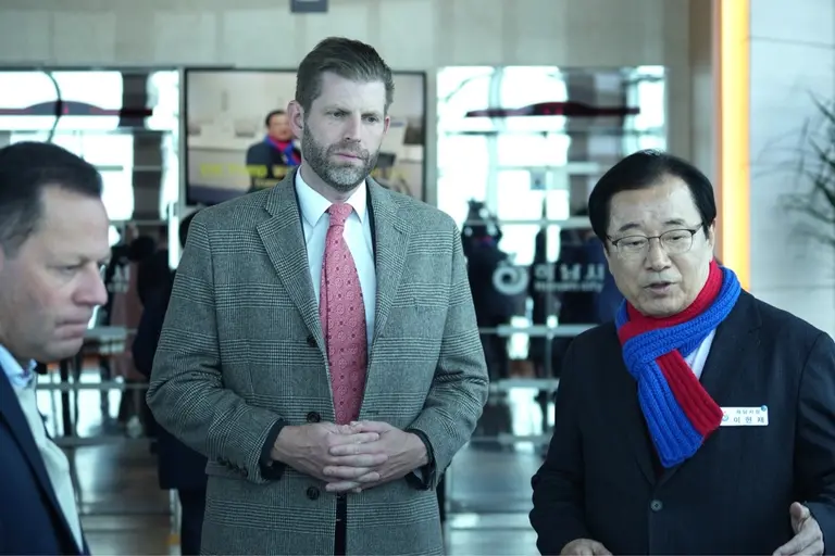 에릭 트럼프 트럼프그룹 총괄 부사장이 11일 경기 하남시 유니온타워 전망대에서 이현재 하남 시장의 ‘K-컬처 복합 콤플렉스’ 사업 설명을 듣고 있다. 하남시 제공