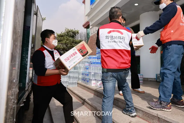 2025년 영남권 산불 당시 경북 의성군에 위치한 이재민 대피소에서 희망브리지 관계자가 구호물자 옮기고 있다. (사진제공=희망브리지)