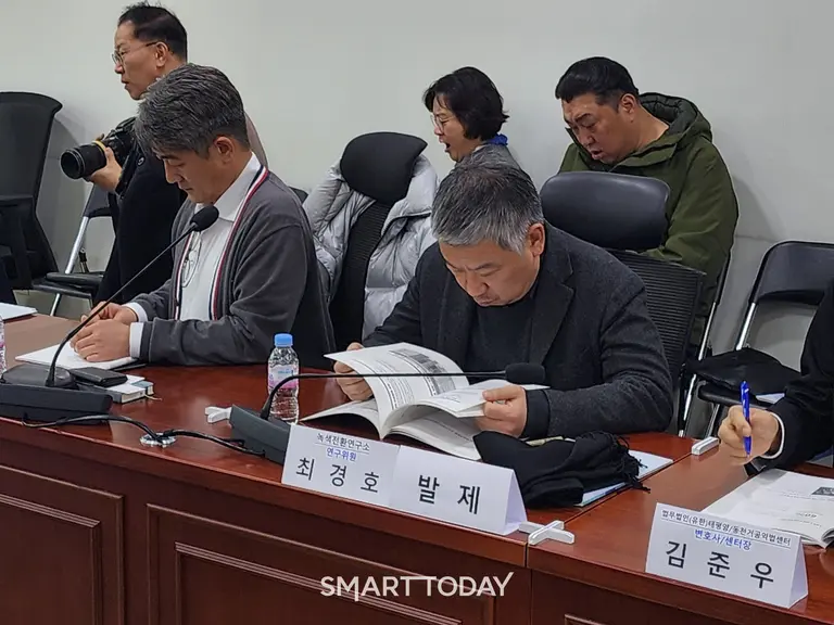 토론회 참여자들이 문집을 살펴보고 있다. 출처=김종현 기자