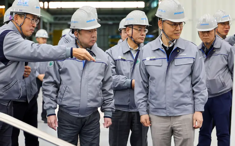 박정원 두산그룹 회장(왼쪽 두번째)이 11일 경남 창원 두산에너빌리티 사업장을 방문해 소형모듈원전(SMR) 제작라인을 둘러보고 있다. 두산 제공