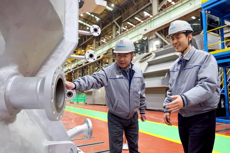 박정원 두산그룹 회장(왼쪽)이 11일 경남 창원 두산에너빌리티 사업장을 방문해 제작 중인 발전용 가스터빈 제품을 살펴보고 있다. 두산 제공