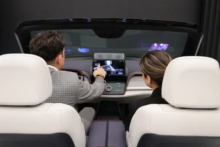 현대모비스가 CES 2026에서 공개한 콕핏 통합솔루션 ‘엠빅스(M.VICS) 7.0’. 전면 유리창에 홀로그래픽 윈드실드 디스플레이를 적용해 초대형 스크린처럼 구현했다. 현대모비스 제공