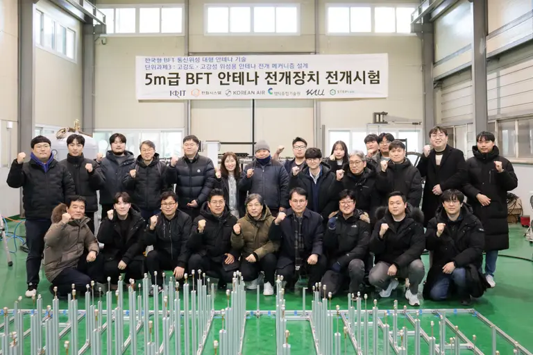 대한항공이 국방기술진흥연구소(국기연)와 손잡고 위성 탑재용 대형 안테나 전개 시스템 개발 시험에 성공했다고 12일 밝혔다. 대한항공 제공