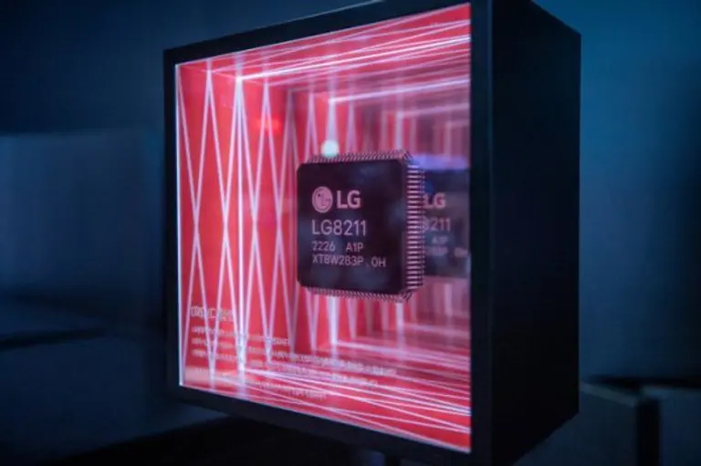 LG전자의 가전 전용 온디바이스 인공지능(AI) 칩 DQ-C가 전시돼 있다. (사진=LG전자)