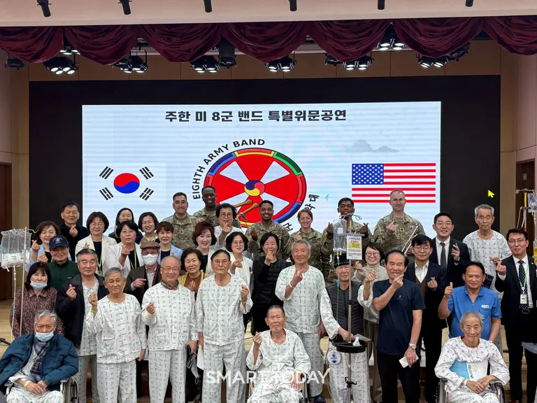LH 임직원과 중앙보훈병원 환우, 주한미군이 기념사진을 찍고 있다. 출처=LH