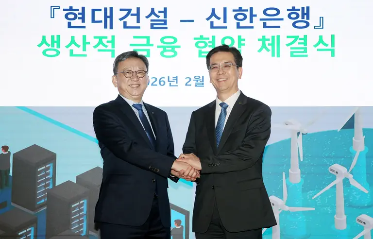 지난 13일 서울 종로구 소재 현대건설 본사에서 진행된 ‘생산적 금융 협약 체결식’에서 정상혁 신한은행장(왼쪽)과 이한우 현대건설 대표이사가 기념촬영 하는 모습