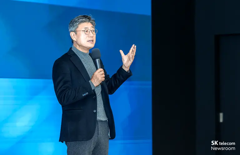 6일 경기 이천 SKT 인재개발원에서 신임 팀장들과 소통하고 있는 정재헌 SKT CEO. SKT 뉴스룸 제공