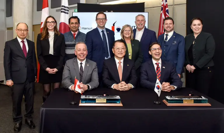 모호크대학 폴 암스트롱 총장(앞줄 왼쪽), 한화오션 김희철 대표(앞줄 가운데), 온타리오조선소 숀 파둘로 대표(앞줄 오른쪽)가 18일(현지시간) 캐나다 토론토에서 전략적 협력 의향서(LOI)를 체결한 뒤 기념촬영을 하고 있다. 한화오션 제공