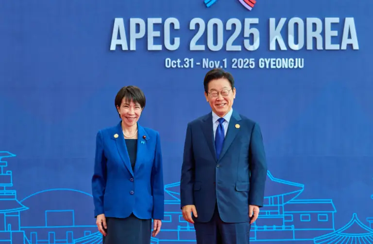 (오른쪽부터) 이재명 대통령과 다카이치 사나에 일본 총리가 경북 경주화백컨벤션센터에서 열린 2025 아시아태평양경제협력체(APEC) 정상회의에서 기념사진을 촬영하고 있다. 출처=청와대