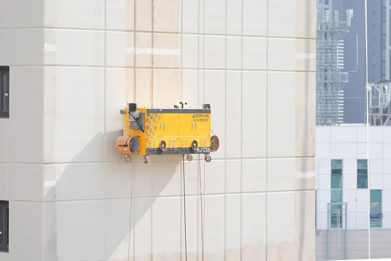 현대엔지니어링이 시공 중인 아파트 현장에서 외벽도장로봇을 시연하고 있다. (사진제공=현대엔지니어링)
