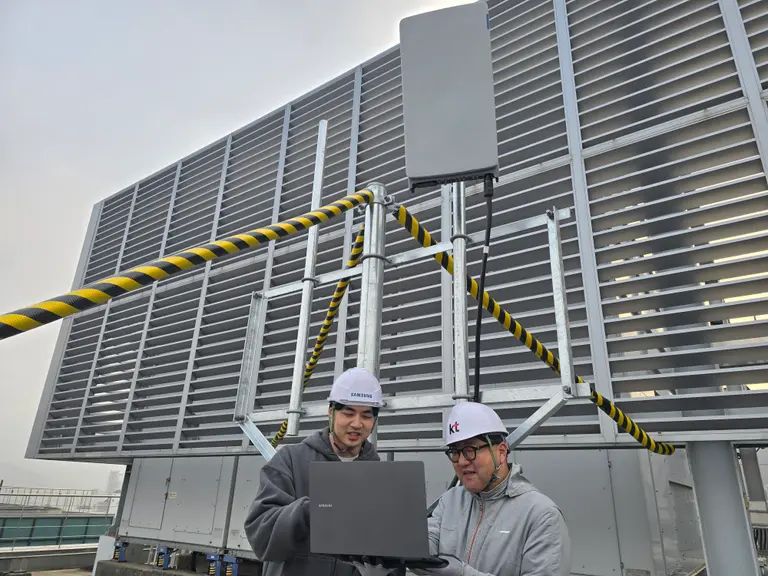 KT와 삼성전자 관계자가 7GHz 초고집적 다중 안테나 기술을 검증하는 모습. KT 제공