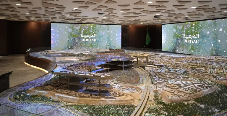 사우디아라비아 디리야컴퍼니 본사 내에 전시된 조감도 모형. 디리야 일부 구역의 지하 공간 계획이 표현되어 있다. 카카오모빌리티 제공