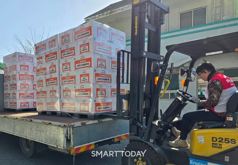 희망브리지 함양 재해구호물류센터에서 함양 산불 현장의 소방관과 산불 진화대원을 위한 