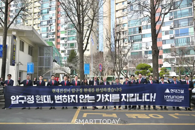 뉴욕 맨해튼 최고급 주거 타워를 설계한 RAMSA관계자들이 현대건설 임직원들돠 압구정3구역 현장을 방문했다. (사진=현대건설)