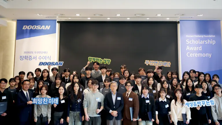 23일 열린 ‘2026년 두산연강재단 장학증서 수여식’에서 박용현 재단 이사장(앞줄 가운데)이 장학생들과 기념사진 촬영을 하고 있다. 두산연강재단 제공