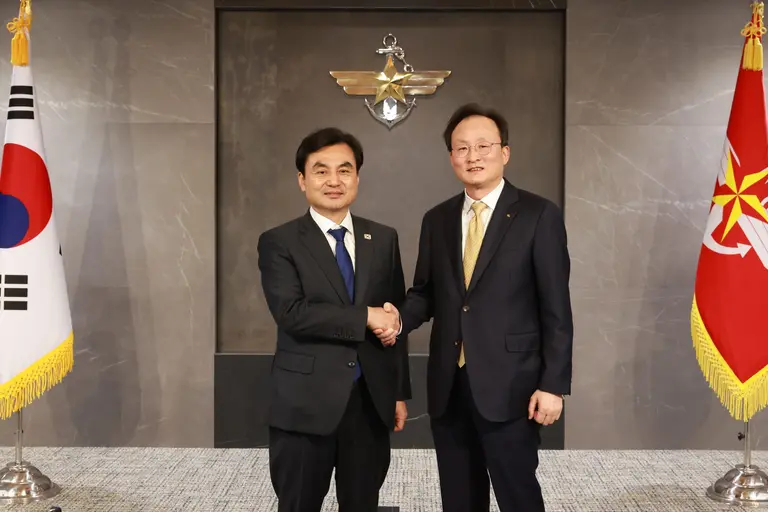 24일 서울 용산구 국방부 청사에서 열린 협약식에서 안규백 국방부 장관(좌측)과 이환주 KB국민은행장이 기념촬영을 하고 있다.