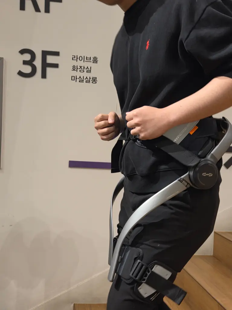 하이퍼쉘X 프로 모델을 착용하고 계단을 오르내리자 허벅지에 실리는 부담이 줄고, 반복 동작에서도 피로 누적이 더뎠다.
