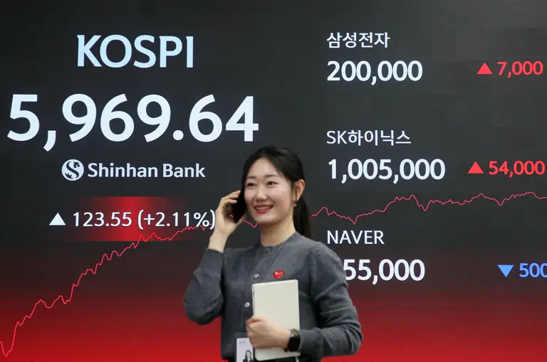 신한은행 본점 지수 전광판.