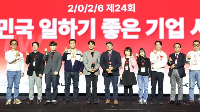 기아 피플앤컬처팀 이준길 팀장(왼쪽에서 다섯번째), 경영지원1실장 박영재 실장(왼쪽에서 여섯번째)이 ‘GPTW 경영 혁신 컨퍼런스’ 수상자들과 기념촬영을 하고 있는 모습. 기아 제공