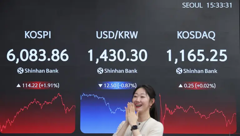 지난 25일 코스피지수가 6083.86포인트를 기록하며 6000시대를 열었다. 신한은행 본점 전광판 모습. 