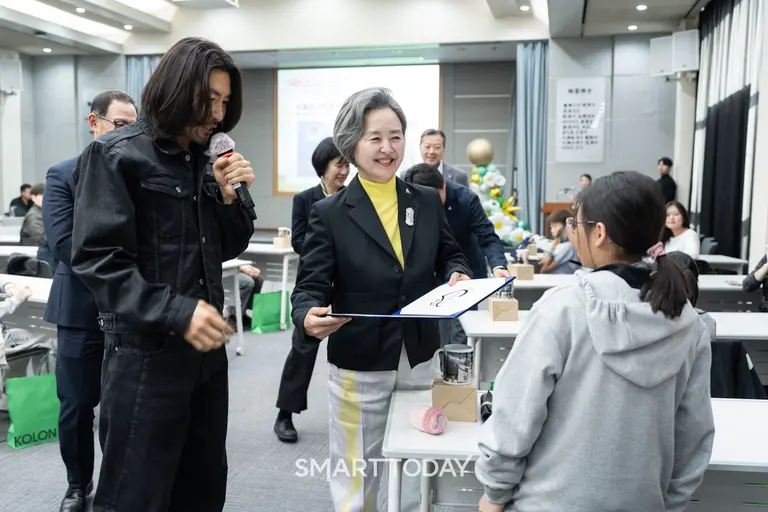 ‘꽃과어린왕자’ 서창희 이사장(가운데)가 경기도 용인 코오롱인재개발센터에서 열린 ‘제22회 코오롱 어린이 드림캠프’ 참가 어린이에게 장학증서를 전달하고 있다. (사진제공=코오롱)
