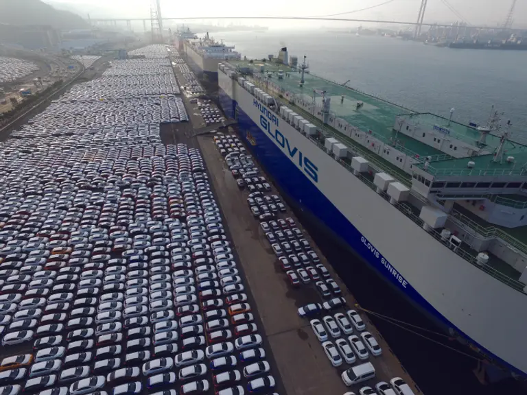 경기 평택항 저동차선 전용 부두에서 수출을 위해 선적을 기다리는 차량 모습. 현대글로비스 제공