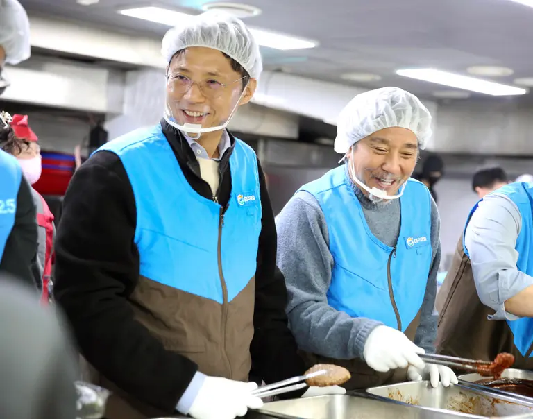 허서홍 GS리테일 대표(좌)와 에드워드 리 셰프(우)가 사회복지법인 안나의 집에서 급식소 이용자들에게 식사를 제공하고 있다. (사진=GS리테일)