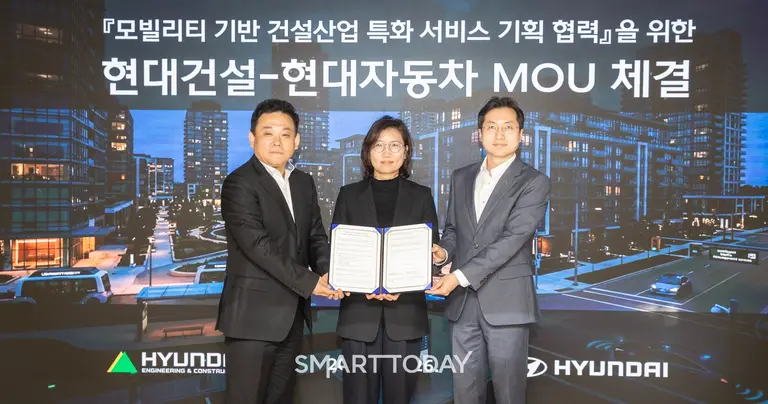 서울 종로구에 위치한 현대건설 본사 사옥에서 양사 주요 관계자들이 업무협약을 체결한 후 기념사진을 촬영하고 있다. (사진=현대건설)