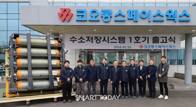 안상현 코오롱스페이스웍스 대표(왼쪽 4번째)와 관계자들이 함안공장에서 ‘수소 저장 시스템 1호기’ 출고식을 열었다. (사진제공=코오롱)