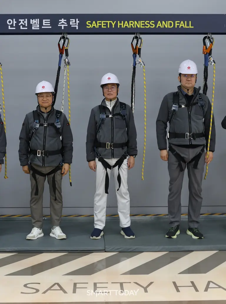 오일근 롯데건설 대표(가운데)가 27일 오산 롯데인재개발원에서 진행된