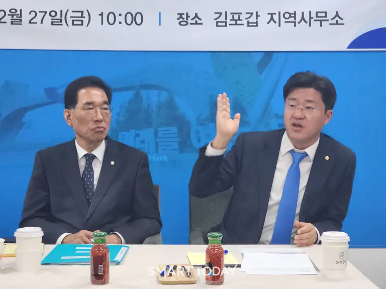 (오른쪽) 박상혁 의원이 취재진 질문에 답하고 있다. 출처=김종현 기자