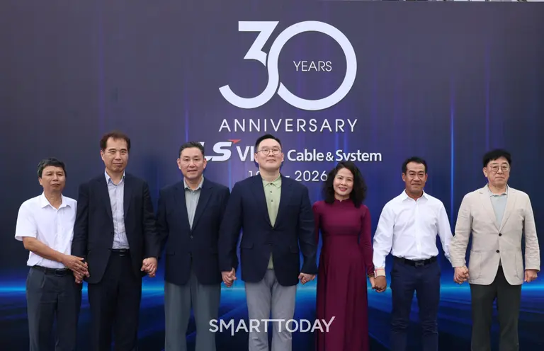 베트남 하이퐁 사업장에서 열린 LS-VINA 창립 30주년 기념식에서 구본규 LS전선 대표, 이상호 LS에코에너지 대표, 장동욱 LS-VINA 법인장(오른쪽 4번째부터) 등 참석자들이 기념촬영을 하고 있다. (사진제공=LS에코에너지)