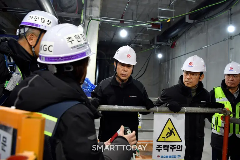 김영범 코오롱글로벌 사장이 평택 고덕 공공폐수처리시설 4단계 건설공사 현장에서 안전보건 합동점검을 하고 있다. (사진제공=코오롱글로벌)
