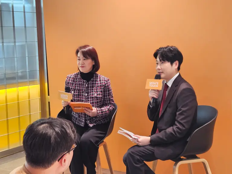 김은영 맘스터치앤컴퍼니 대외협력그룹장이 신메뉴에 대한 기자의 질문에 답하고 있다. (사진=황태규 기자)