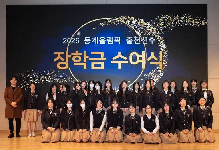 태광그룹 일주세화학원은 밀라노·코르티나담페초 동계올림픽에 국가대표로 출전해 우수한 성적을 거둔 세화여고 3학년 최가온과 신가은에게 특별 장학금을 1000만원을 수여했다. (사진=일주세화학원)