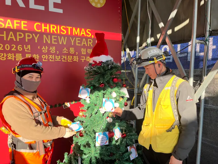 반도건설 현장 근로자가 세이프티 트리에 메시지를 적고 기념촬영을 하고 있다. (사진=반도건설)