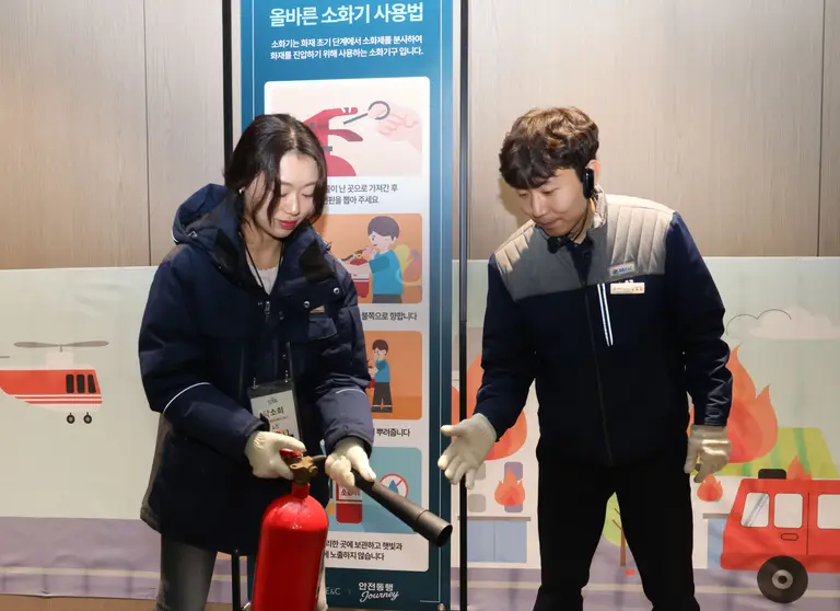 ‘안전 동행 워크샵’에서 GS건설 직원이 소화기 사용법을 실습하고 있다 (사진=GS건설)