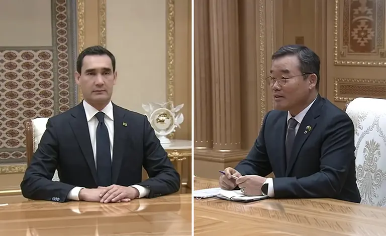 김보현 대우건설 사장(오른쪽)이 세르다르 베르디무하메도프 투르크메니스탄 대통령을 예방하고 있다. (사진제공=대우건설)