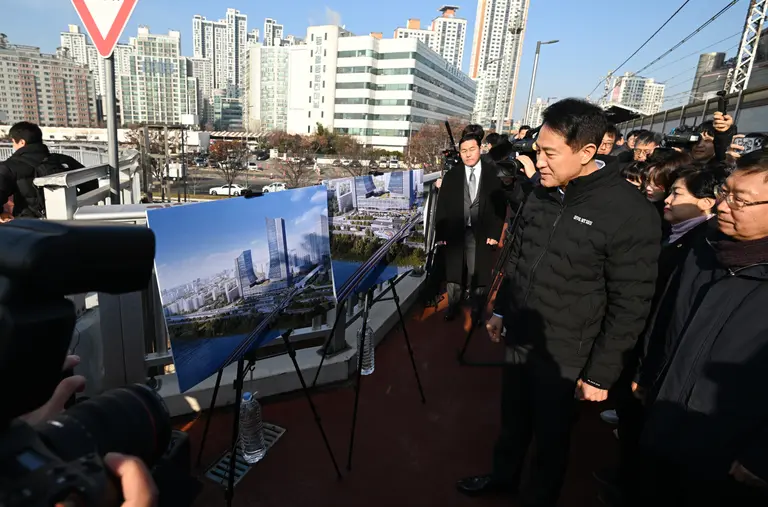 오세훈 시장이 동서울터미널 현장을 방문해 동서울터미널 개발 관련 브리핑을 청취하고 있다. (사진=서울시)