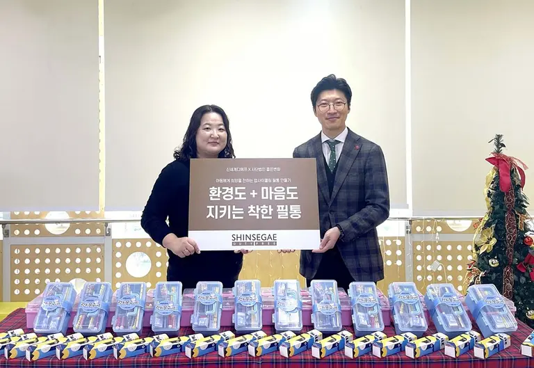 신세계면세점은 지난&nbsp;12일 서울 성동구 성동5호점우리동네키움센터에서 진행된 업사이클링 필통과 문구류 세트 기부 전달식에 참여했다. (사진 왼쪽부터) 이화영 성동5호점우리동네키움센터장, 강현욱 신세계디에프&nbsp;CSR팀장