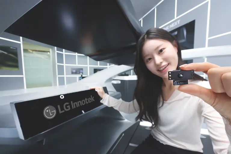  LG이노텍 직원이 ‘차세대 언더 디스플레이 카메라 모듈’을 소개하고 있다. (제공 LG이노텍)