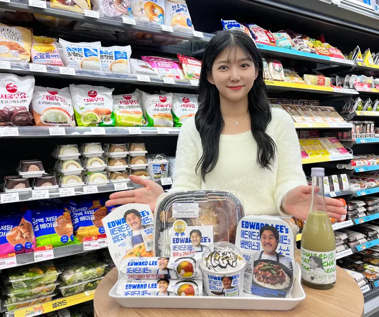 GS25에서 모델이 에드워드 리 셰프 컬래버 상품 앞에서 포즈를 취하고 있다. (사진=GS리테일)