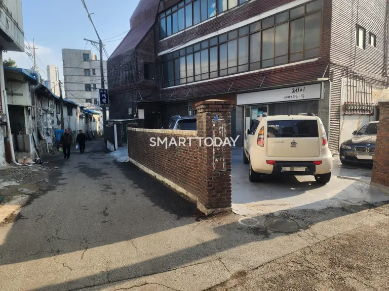 차량들이 미아2구역 주택단지 내 공터에 주차돼 있다. 출처=김종현 기자