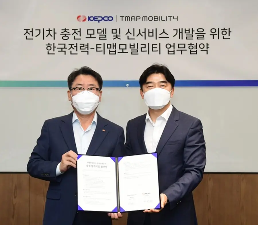 ◇이종환 한전 사업총괄부사장(사진. 왼쪽)과 이종호 티맵모빌리티 대표이사가 협약식에서 기념 촬영을 하고 있다. 사진 = 티맵모빌리티
