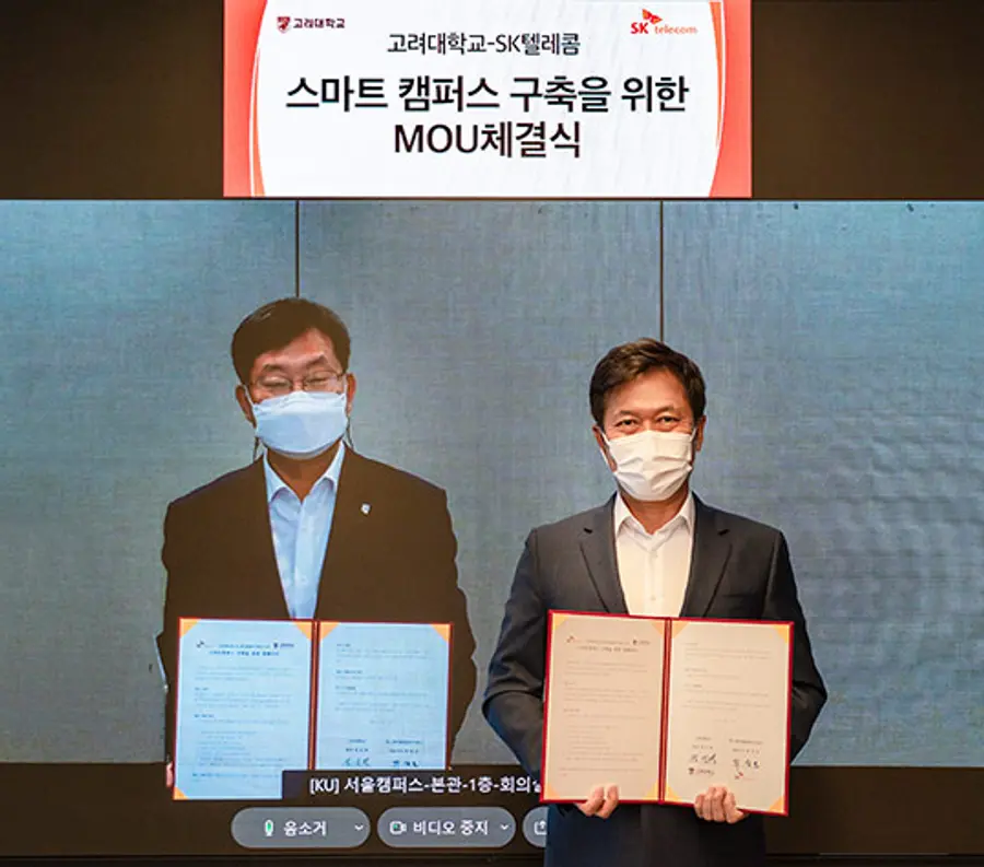 ▲ SKT는 고려대학교와 연결과 융합 중심의 차세대 스마트 캠퍼스 인프라 구축을 위한 협약을 15일 체결했다. 이 자리에서 박정호 대표이사는 "MZ세대 학생들의 참여를 통해 혁신적인 아이디어를 발굴하며 학생들에게 인센티브 부여 및 스타트업 창업을 적극 지원할 계획"이라고 밝혔다. 사진의 왼쪽 고려대학교 정진택 총장, 오른쪽 SKT 박정호 대표이사.