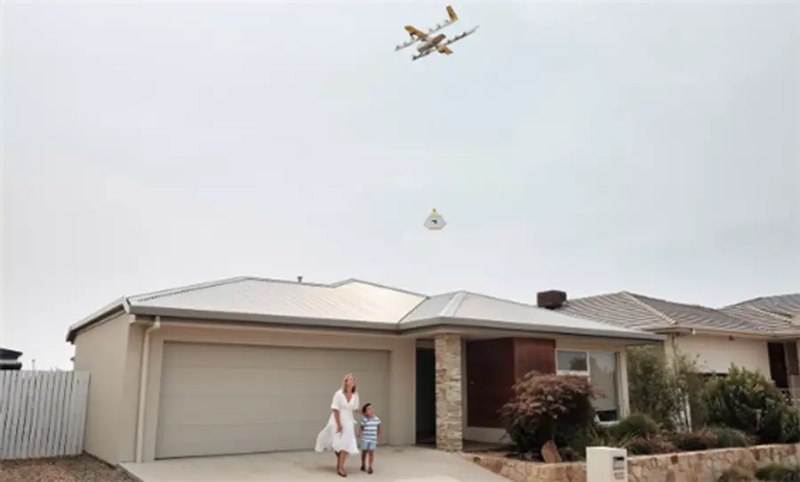 로건의 한 가정에서 드론으로 상품을 배달받는 모습. 사진=윙