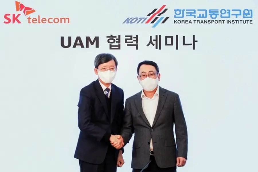 ◇SKT 본사 사옥에서 열린 세미나에서 유영상 SK텔레콤 대표(우)와 오재학 한국교통연구원장(좌)이 인사를 나누는 모습(사진: SKT)